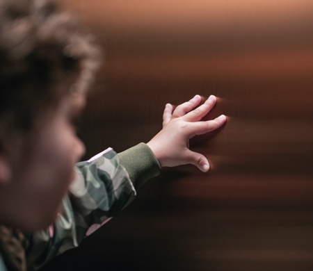 img_child-in-elevator